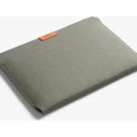Bellroy Laptop Sleeve in grijs met een oranje leren lipje