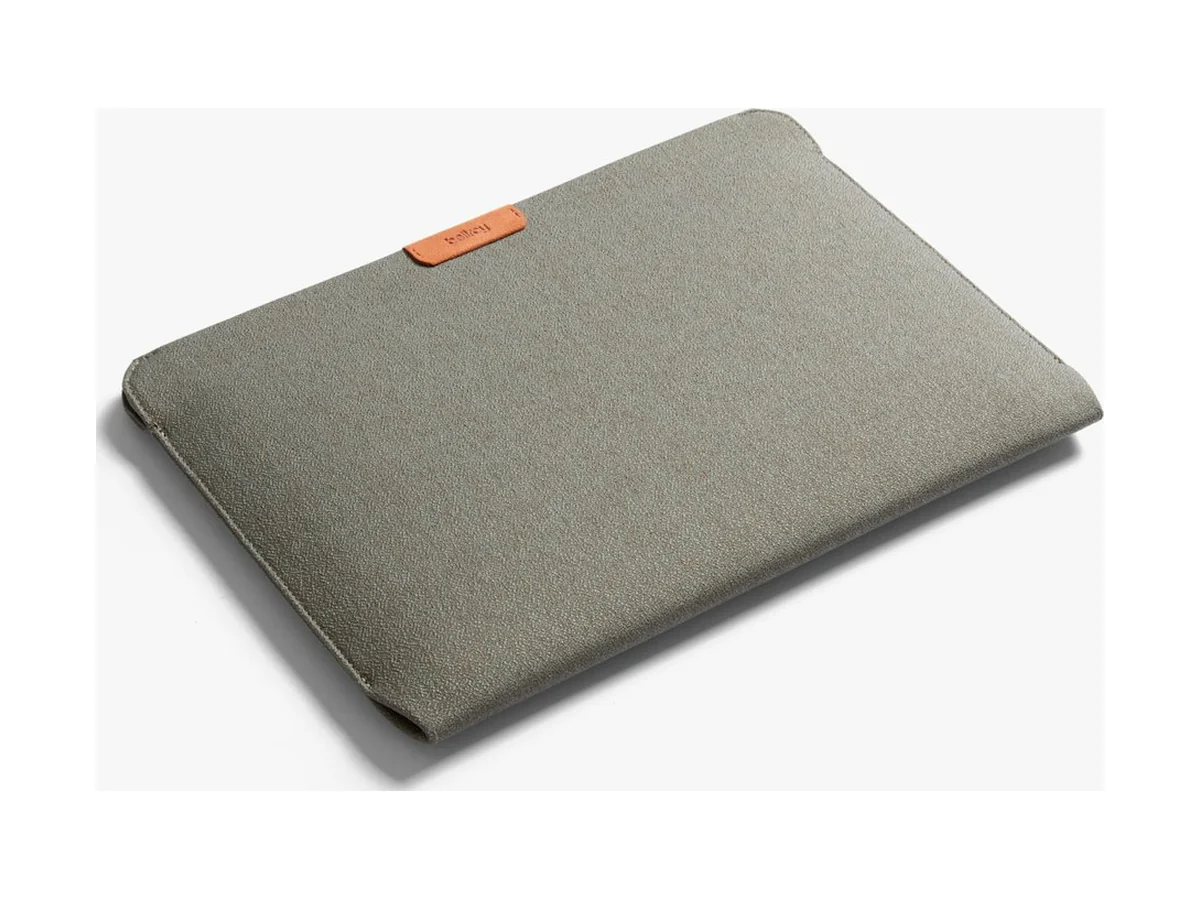 Bellroy Laptop Sleeve in grijs met een oranje leren lipje