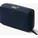 Bellroy Tech Kit in marineblauw, een ritspouch met een klein leren lipje