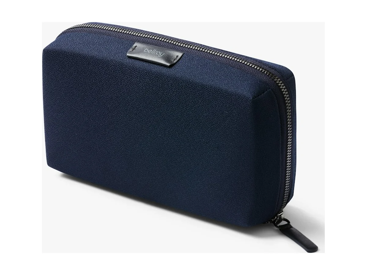 Bellroy Tech Kit in marineblauw, een ritspouch met een klein leren lipje