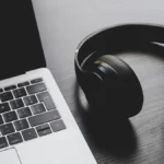 Remote-Arbeiter mit Noise-Cancelling-Kopfhörern am Laptop