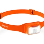 Stirnlampe BioLite Range 500 in Orange auf ihrem Kopfband