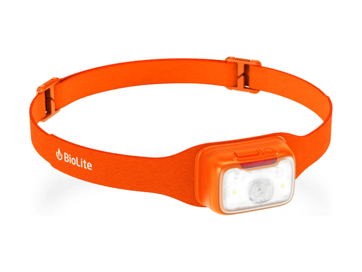Stirnlampe BioLite Range 500 in Orange auf ihrem Kopfband