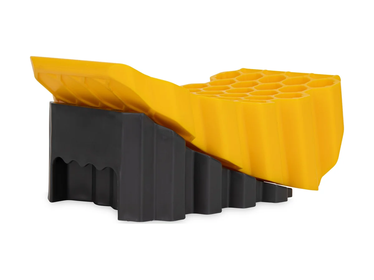 Gele Camco Curved Leveler met honingraatpatroon en een zwart wielblok