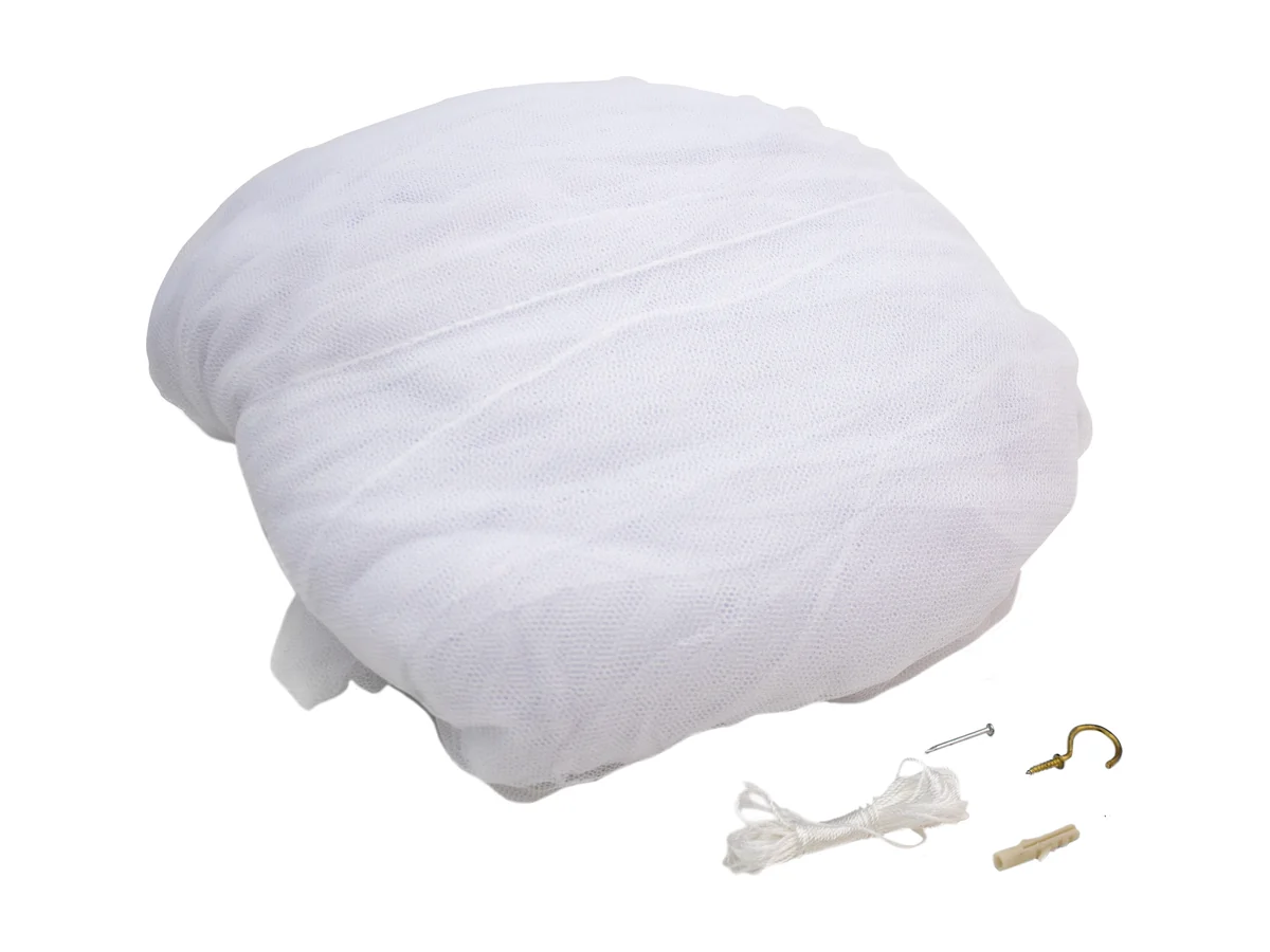 Coghlan's Travellers Mosquito Net, ingepakt als wit bundeltje met daarnaast een haak, anker en touw