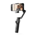 DJI Osmo Mobile 8 telefoongimbal met een telefoon en de trackingmodule