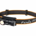 Stirnlampe Fenix HM50R V2.0 auf einem grau-orangen Kopfband