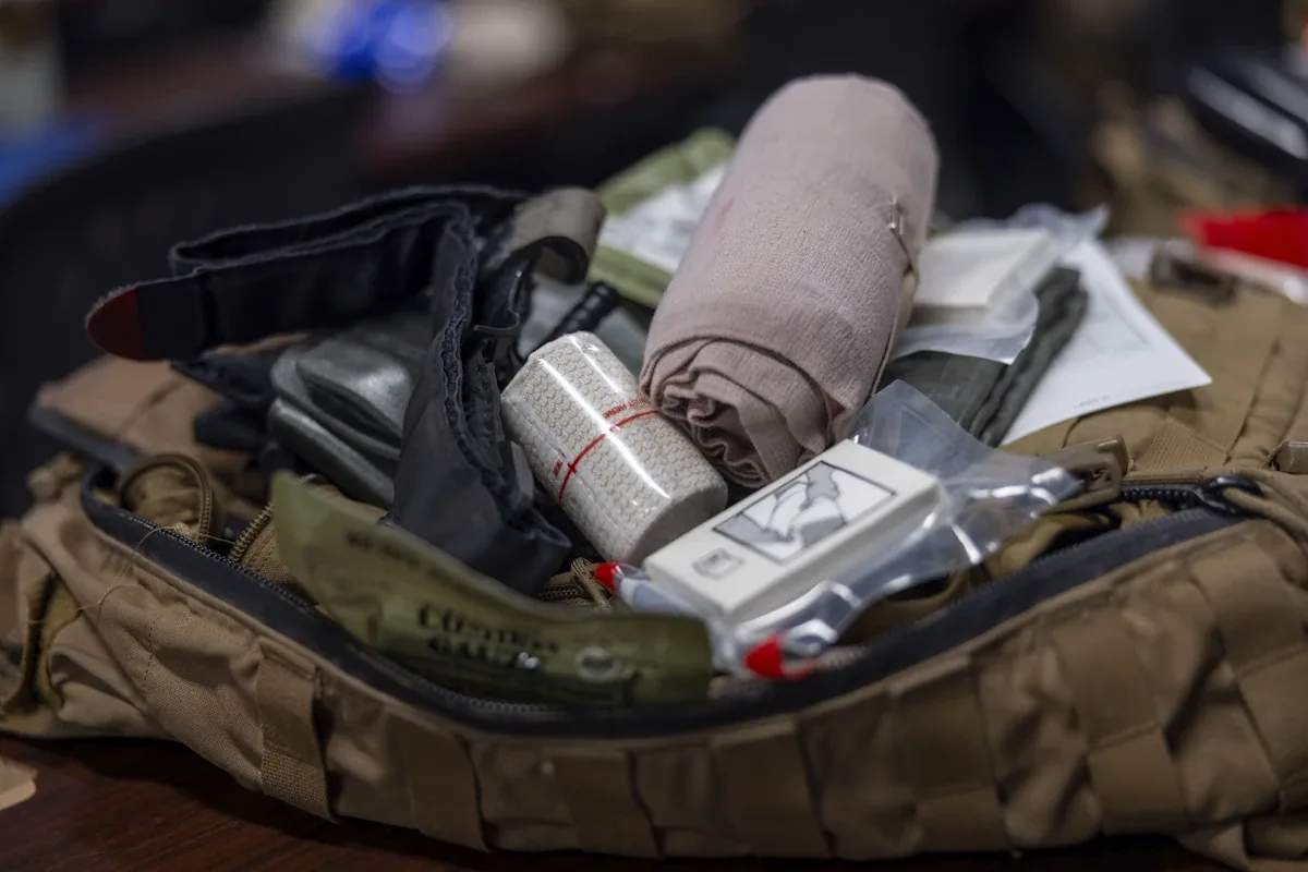 Een open pakket met opgerold verband, verbandmiddelen en andere medische benodigdheden