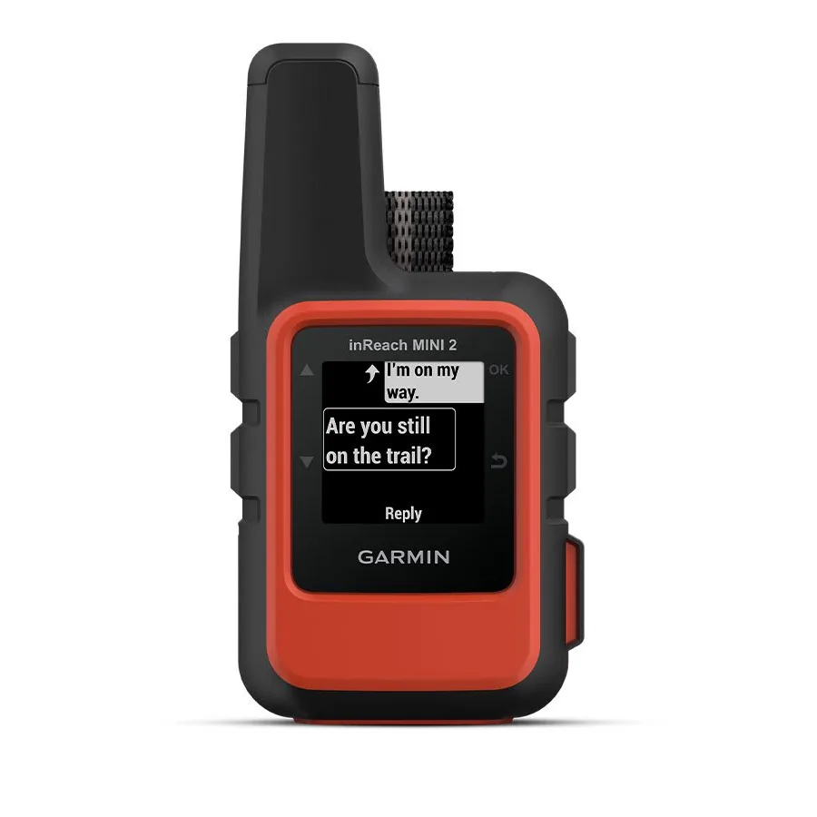 Garmin inReach Mini 2 Satellitenkommunikator mit orangefarbenem Rahmen, der eine Textnachricht auf dem Display zeigt