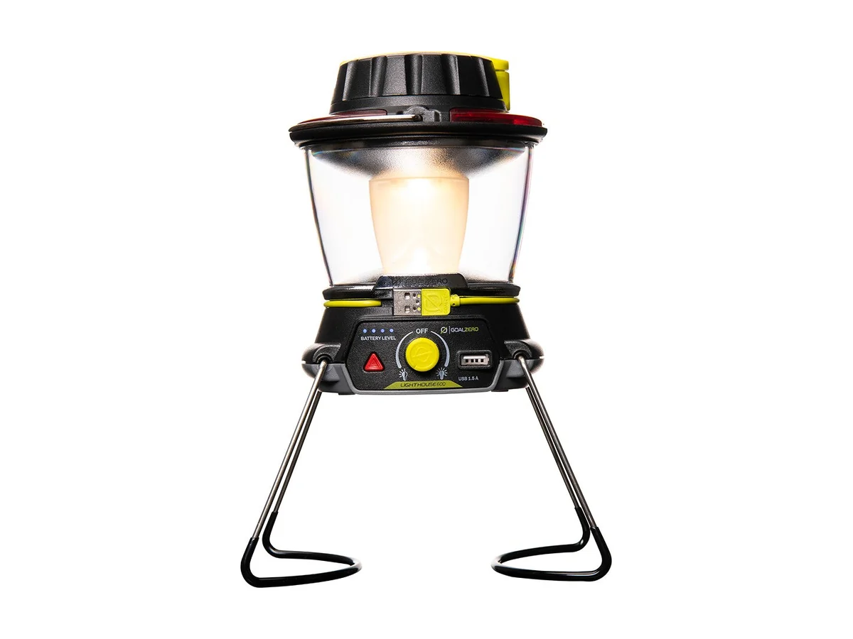 Goal Zero Lighthouse 600 lantaarn staand op zijn uitklapbare pootjes
