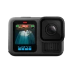 Cámara de acción GoPro HERO13 Black vista de frente, con su pantalla frontal y su lente