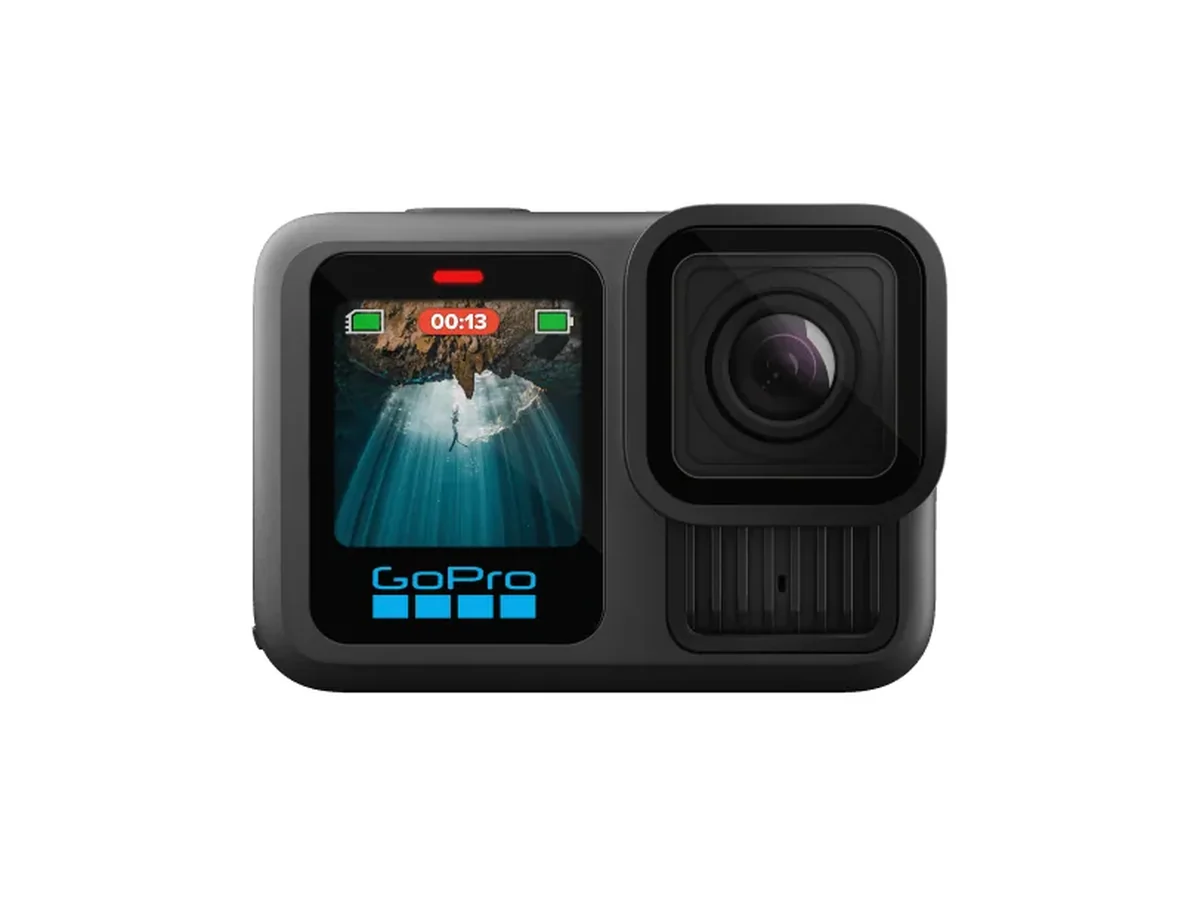 Cámara de acción GoPro HERO13 Black vista de frente, con su pantalla frontal y su lente