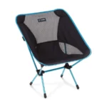 opvouwbare campingstoel van Helinox Chair One in zwart met blauwe randen en lichtblauwe poten