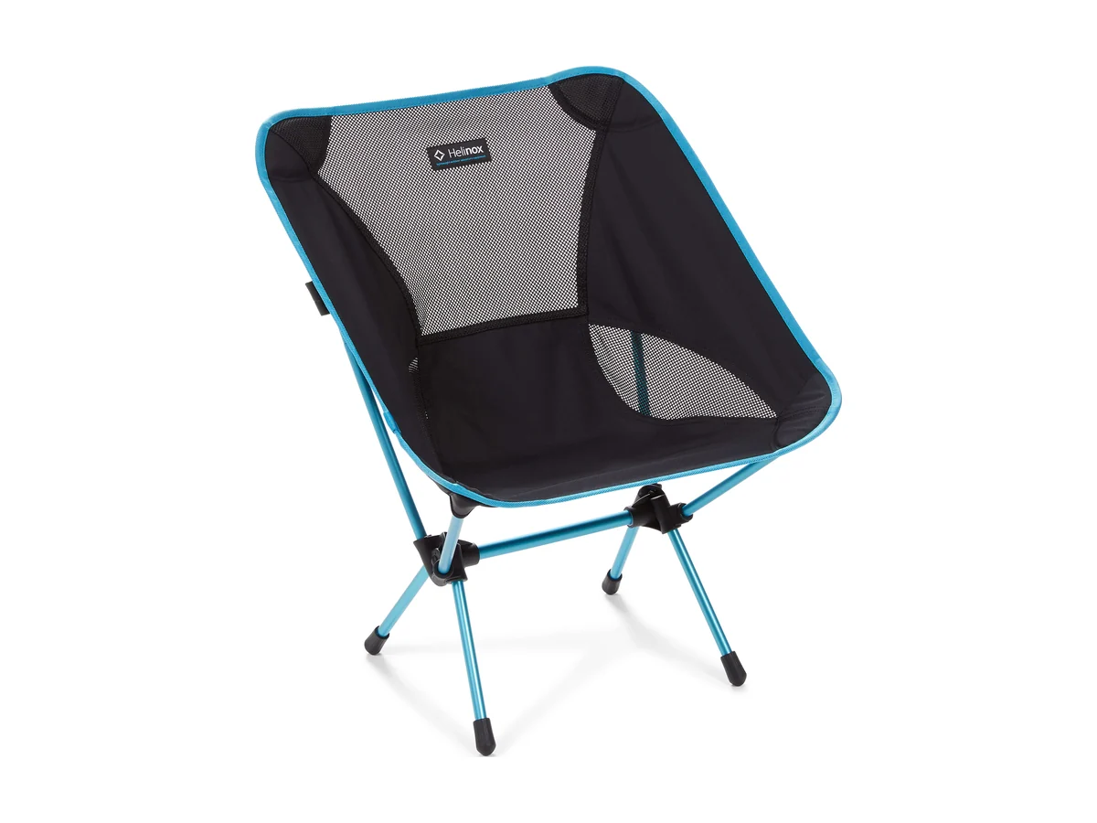 opvouwbare campingstoel van Helinox Chair One in zwart met blauwe randen en lichtblauwe poten
