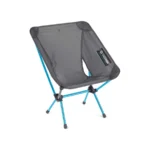 opvouwbare campingstoel van Helinox Chair Zero in grijs met lichtblauwe poten