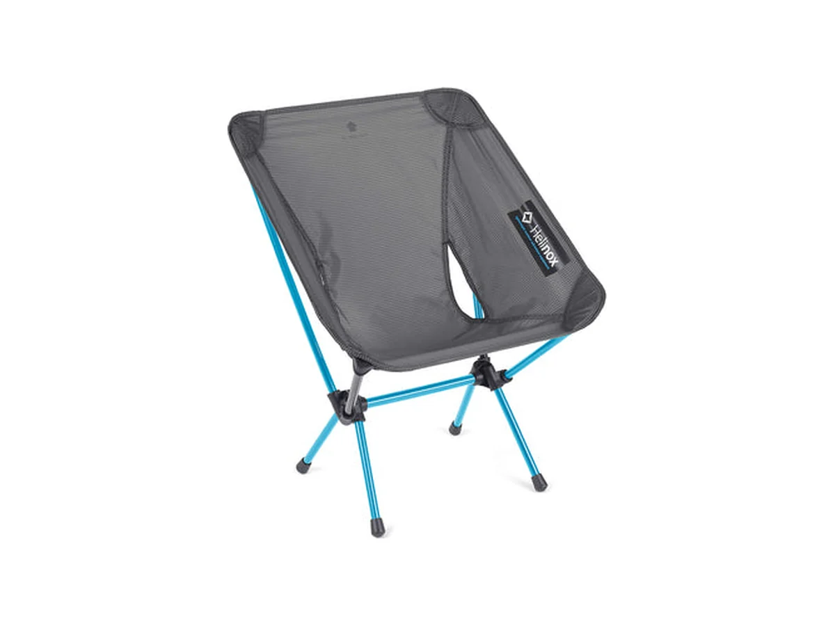 opvouwbare campingstoel van Helinox Chair Zero in grijs met lichtblauwe poten