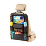 Helteko Ultra achterbankorganizer op een beige autostoel met een tablet en snacks