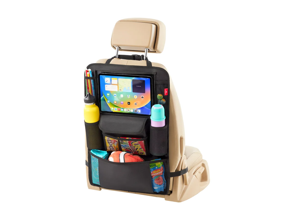 Helteko Ultra achterbankorganizer op een beige autostoel met een tablet en snacks