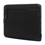 Incase Compact Sleeve in zwart Flight Nylon met een voorvak met rits