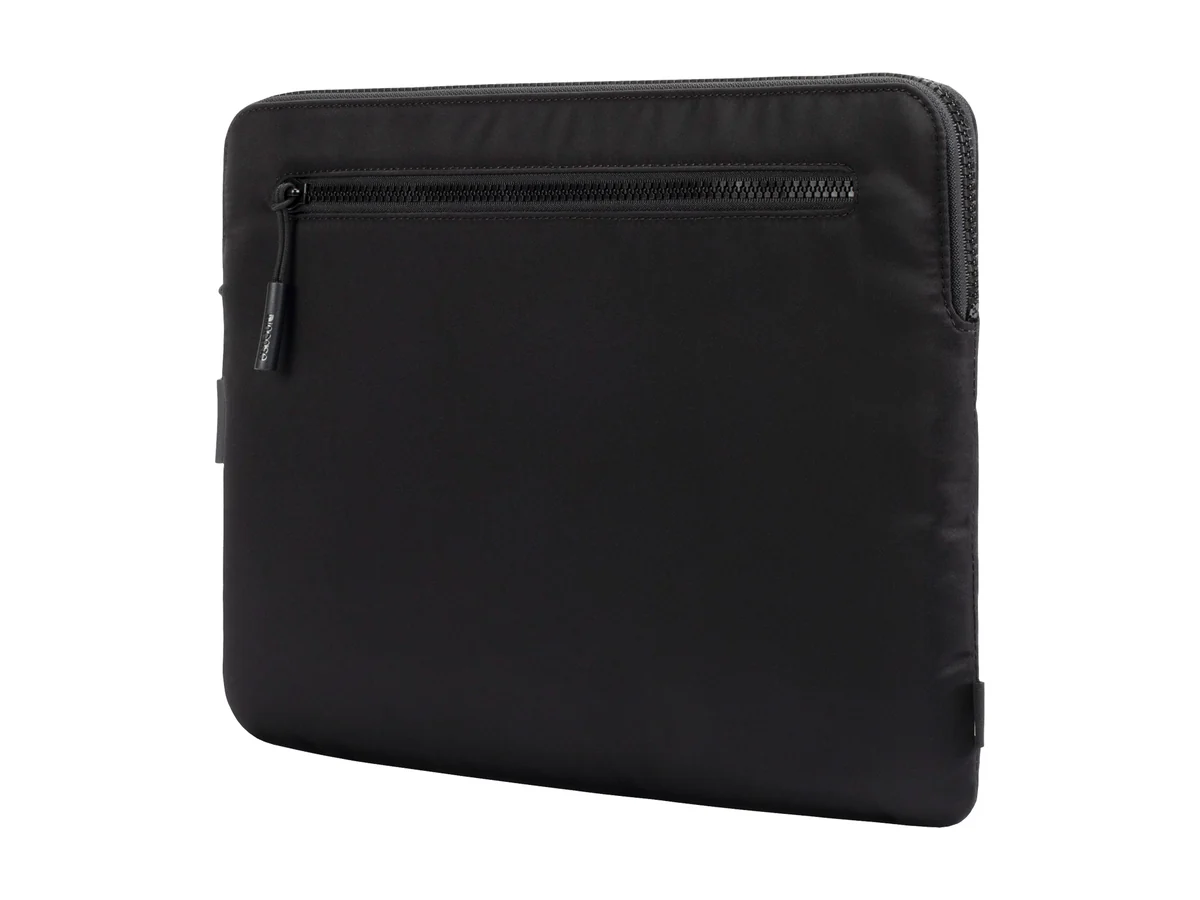 Incase Compact Sleeve in zwart Flight Nylon met een voorvak met rits
