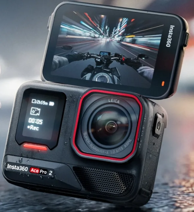 Insta360-Ace-Pro-2-Actionkamera mit Leica-Objektiv und aufgeklapptem Display