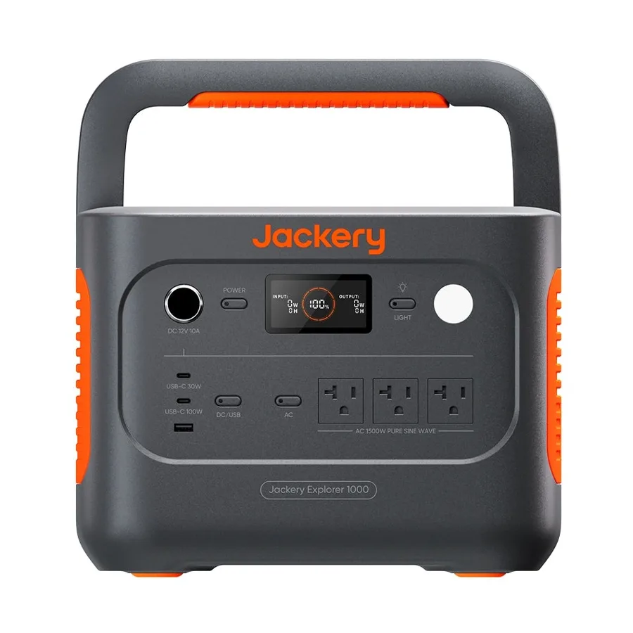 Estación de energía portátil Jackery Explorer 1000 v2 de color gris oscuro y naranja, con asa de transporte, pantalla y tres tomas de corriente en la parte frontal