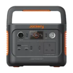 Jackery Explorer 240 v2 draagbaar powerstation in grijs en oranje met een handvat