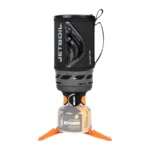 Schwarzes Jetboil Flash 1.0L Schnellkoch-System auf einem orangefarbenen Gaskartuschen-Stabilisator