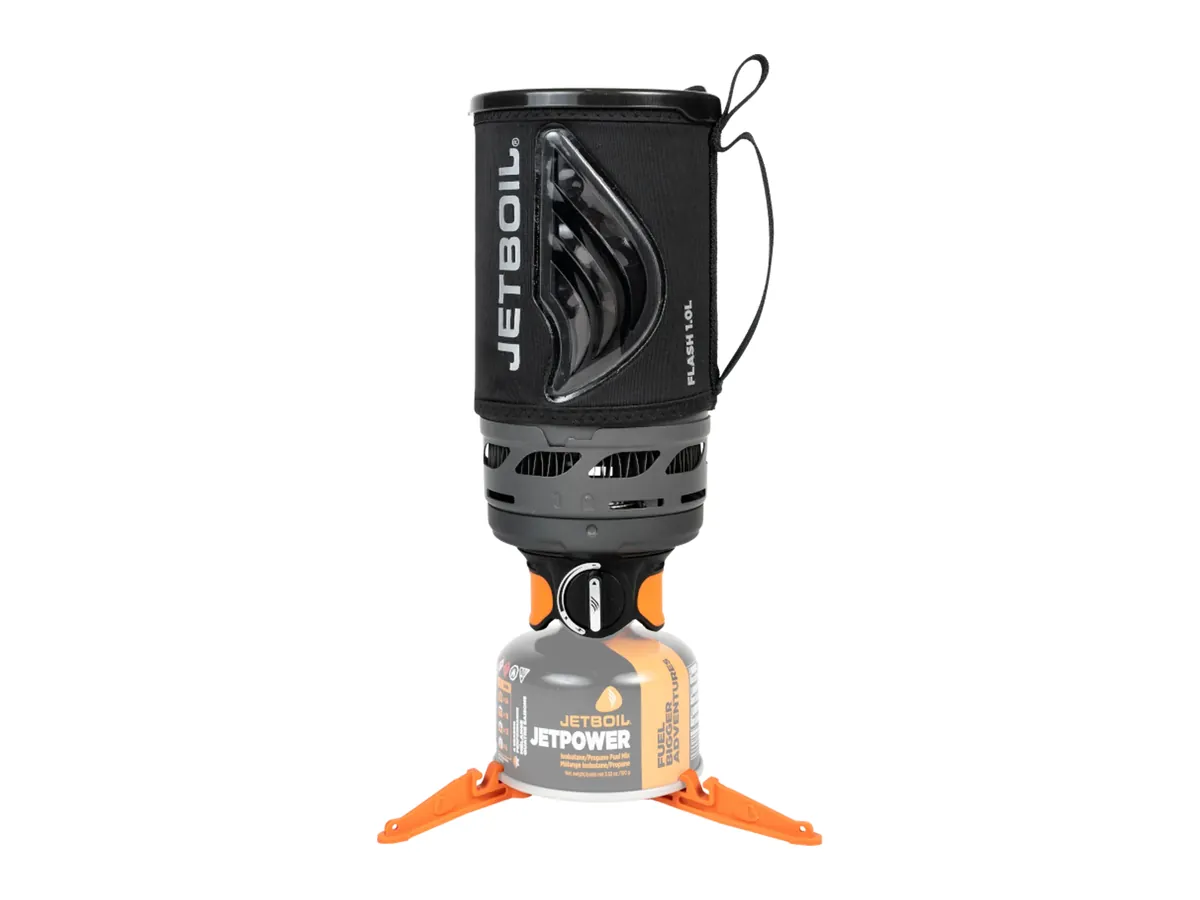 Schwarzes Jetboil Flash 1.0L Schnellkoch-System auf einem orangefarbenen Gaskartuschen-Stabilisator, Frontansicht