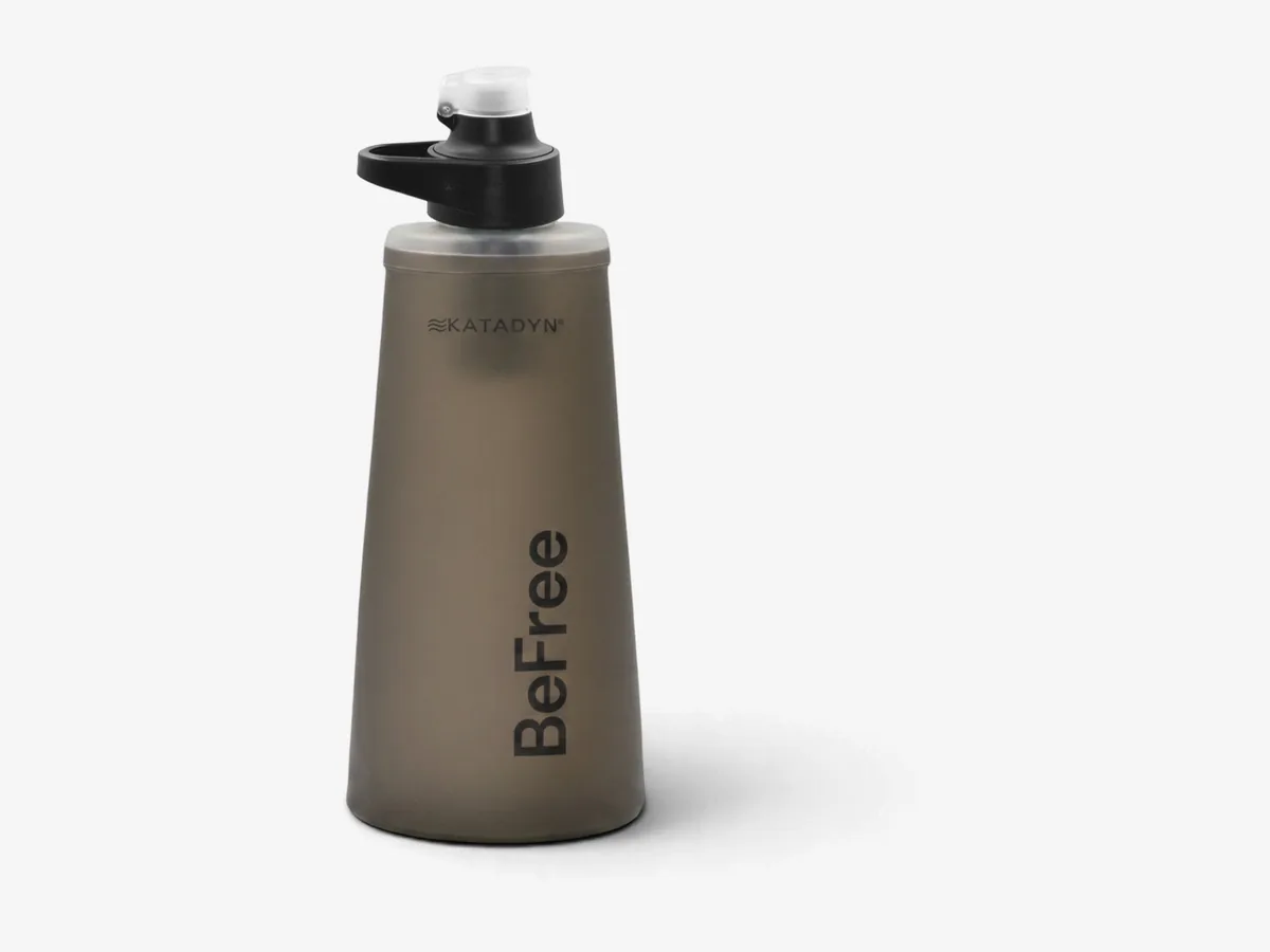 Zusammenfaltbare Katadyn BeFree AC 1.0L Wasserfilterflasche mit schwarzem Deckel in Dunkelgrau