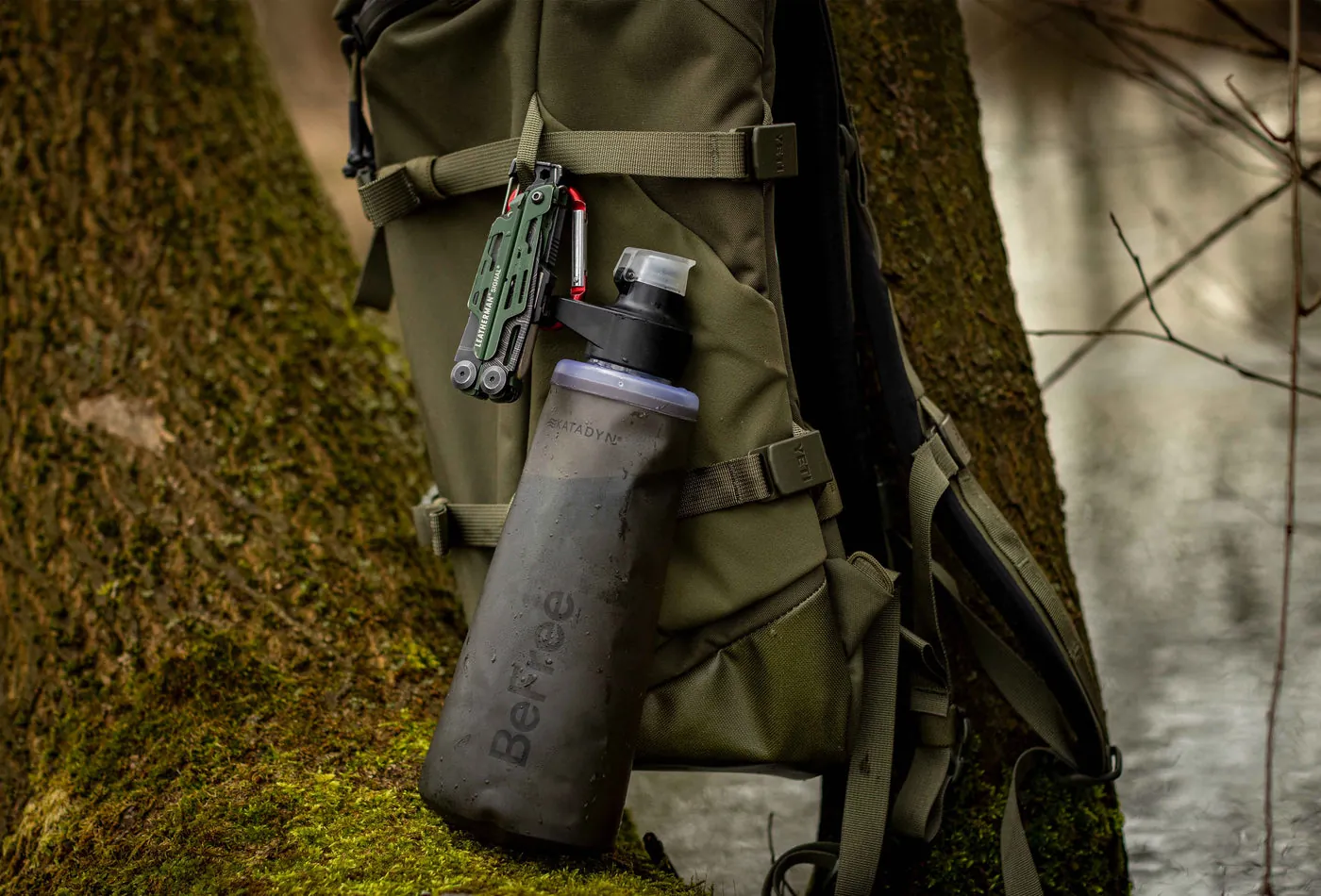 Katadyn BeFree Filterflasche an der Seite eines grünen Rucksacks im Wald befestigt