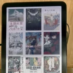 Kindle Colorsoft en un expositor de tienda mostrando una biblioteca de portadas de libros en color