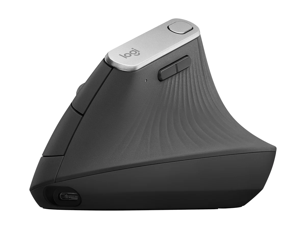 Ratón Logitech MX Vertical en grafito y plata, visto de lado, en su posición vertical de apretón de manos
