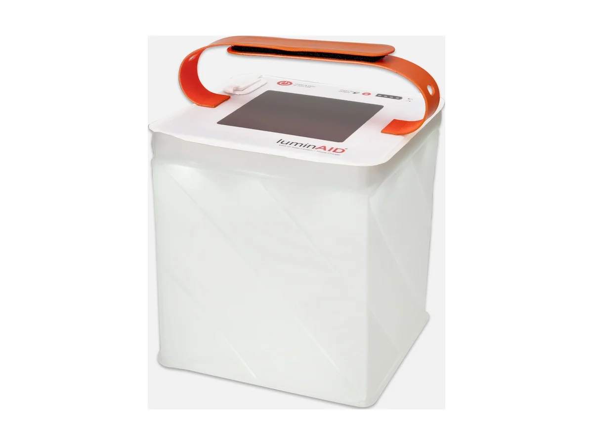 LuminAID Max 2-in-1 opblaasbare zonnelantaarn met het zonnepaneel aan de bovenkant