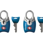 Twee blauwe Master Lock 4689T TSA-sloten met hun twee bijpassende sleutels