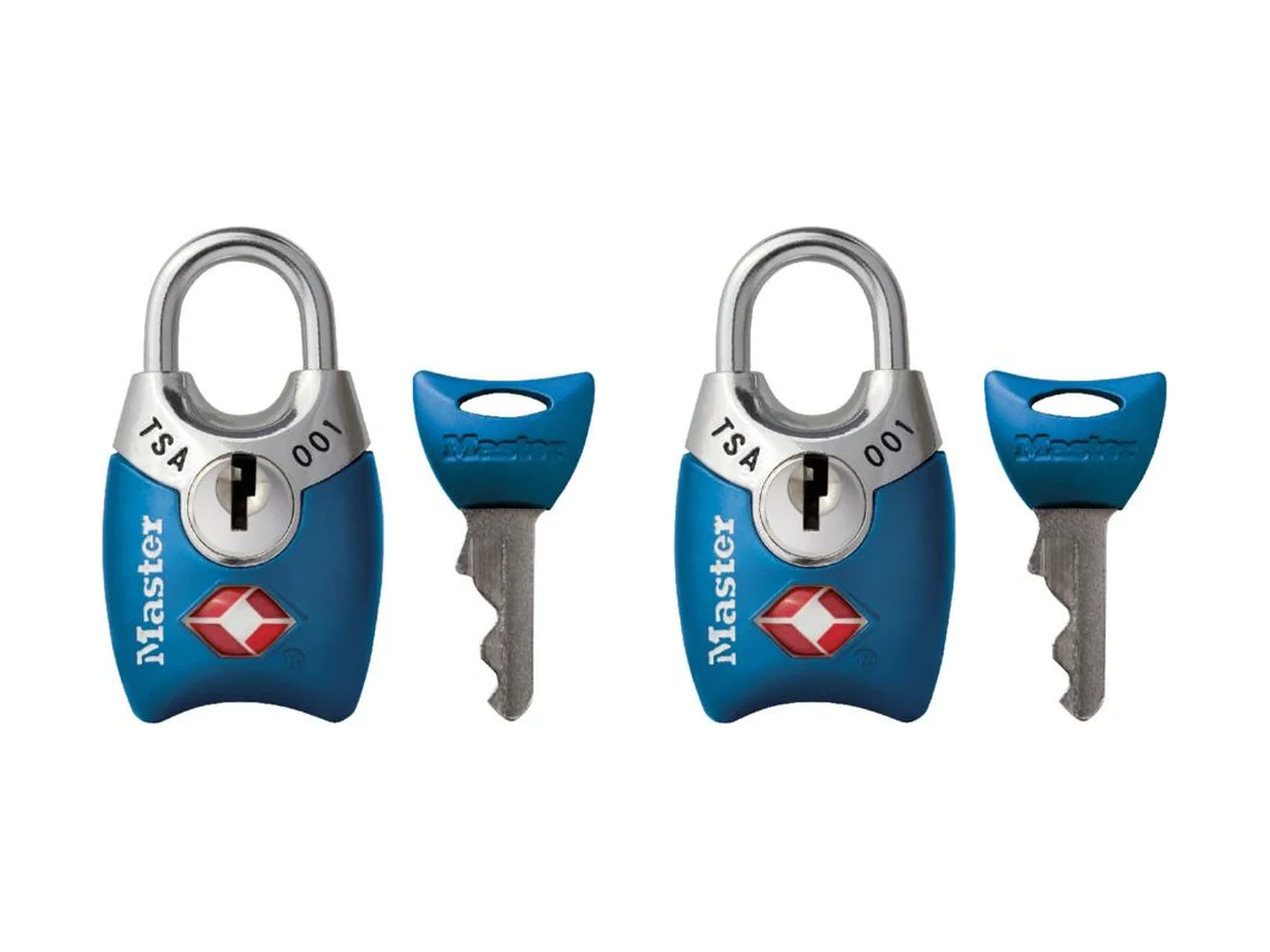 Twee blauwe Master Lock 4689T TSA-sloten met hun twee bijpassende sleutels