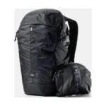 Der Matador 18L Packable Backpack in Schwarz neben seinem Packbeutel