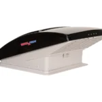 MaxxAir Maxxfan Deluxe dakventilator met een rookkleurige kap, open