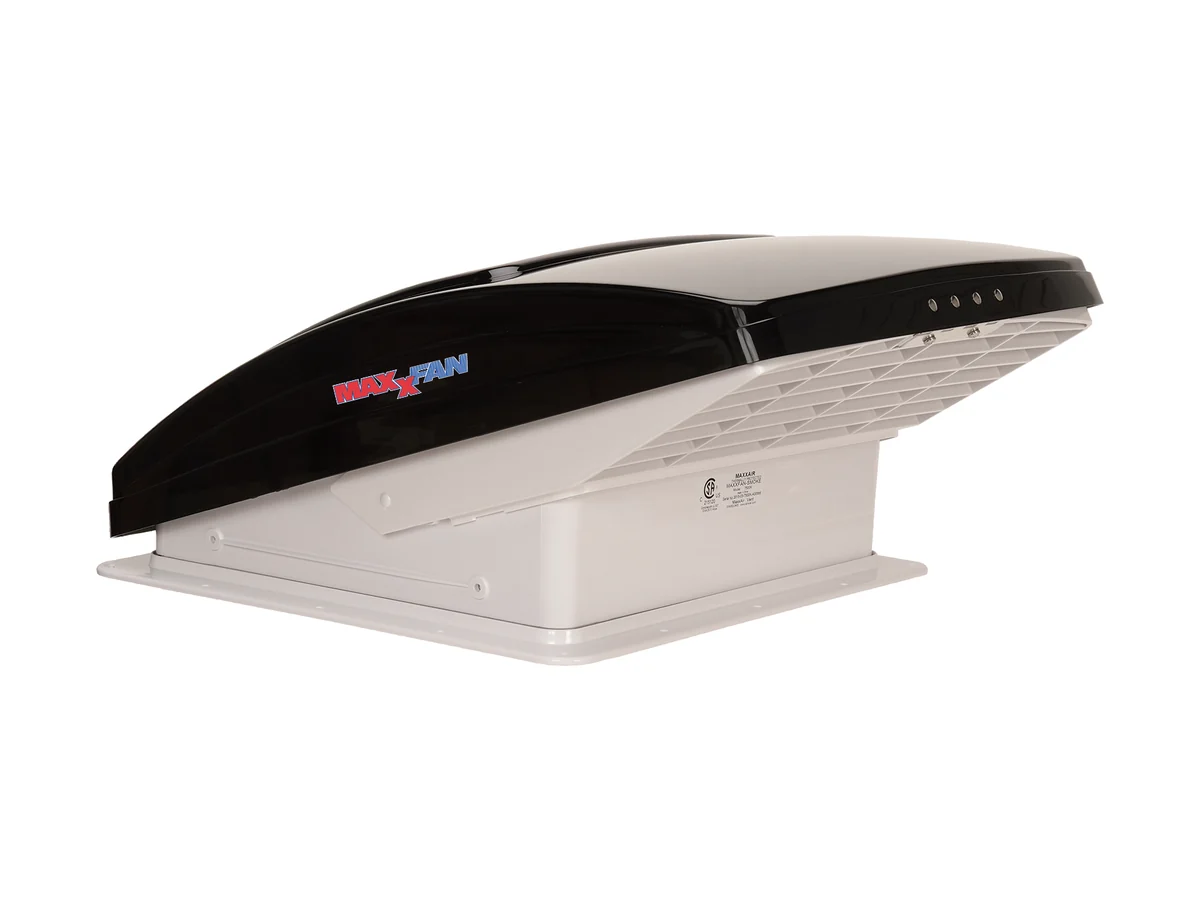 MaxxAir Maxxfan Deluxe dakventilator met een rookkleurige kap, open