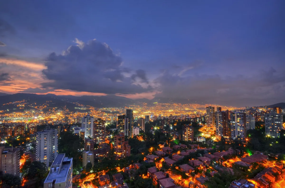Edificios y luces de Medellín al atardecer vistos desde una terraza en El Poblado