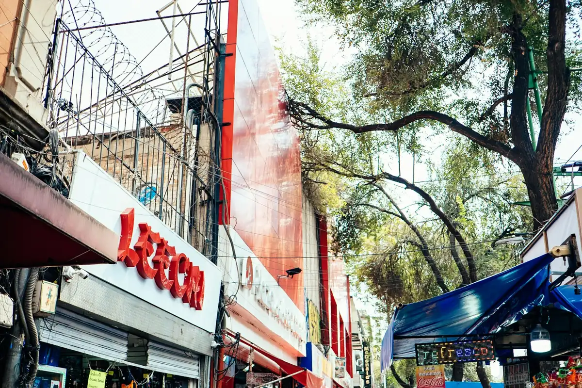 Compradores caminando por una calle concurrida con tiendas en Ciudad de México
