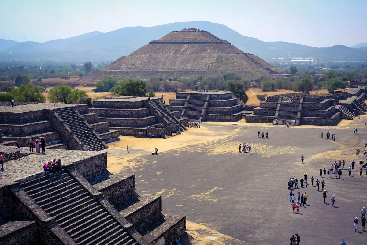 Besucher auf dem Platz vor den Pyramiden von Teotihuacan bei Mexiko Stadt