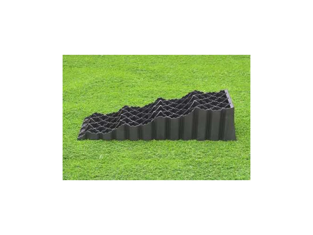Zwarte getrapte nivelleerplaat Milenco Quattro 3 Level op gras