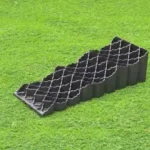 Zwarte getrapte nivelleerplaat Milenco Triple 3 Level op gras