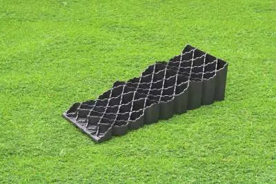 Zwarte getrapte nivelleerplaat Milenco Triple 3 Level op gras
