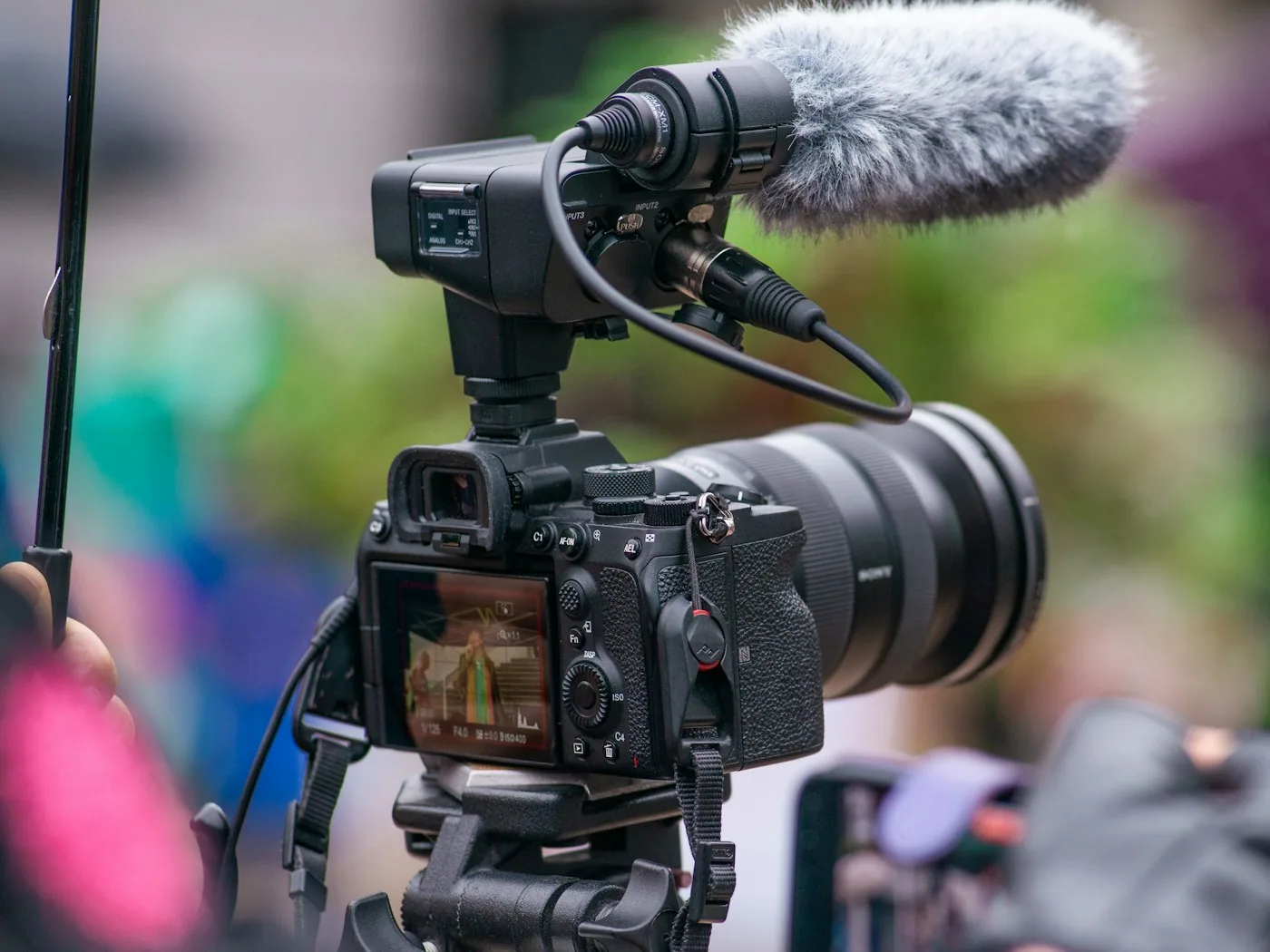 Mirrorless video camera on a rig with a shotgun microphone