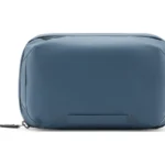 Peak Design Tech Pouch in blauw, gesloten, met een rits aan de bovenkant