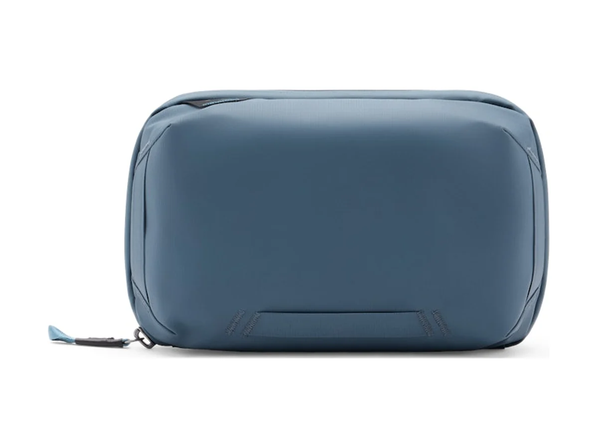 Peak Design Tech Pouch in blauw, gesloten, met een rits aan de bovenkant