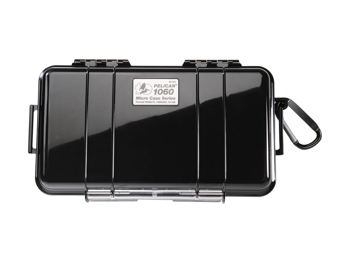 Pelican 1060 Micro Case in zwart met een karabijnhaak