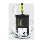 Pelican Marine waterdichte telefoonhoes XL met een telefoon erin en opspattend water